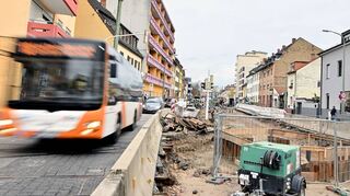 Großbaustelle in der Sternstraße: Nach dem Austausch der Gas- und Wasserleitungen werden neue Gleise verlegt.