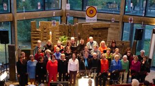 Die Sänger luden ihre Zuhörer zu einer musikalischen Reise durch verschiedene Epochen von Liedern ein, die von Liebe, Sehnsucht und Freude erzählten.