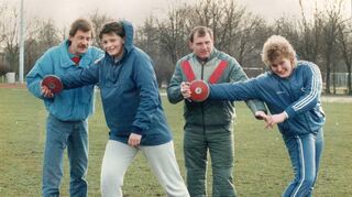 Auf dem Bild – es entstand im Februar 1990 in Hannover – sind Jana Günther (2. v. li.) und ihre Trainingspartnerin und spätere Diskus-Olympiasiegerin Ilke Wyludda (re.) zu sehen. Mit dabei: ihr gemeinsamer Trainer Gerhard Böttcher (2. v. re.).