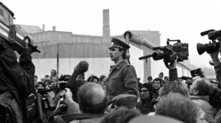 Reger Andrang herrscht im November 1989 an einem provisorisch eingerichteten Grenzübergang in Berlin.