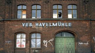 Schriftzug an einem ehemaligen Betriebsgebäude der VEB Havelmühle in der Stadt Brandenburg.