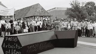 Demonstranten besetzten im Juli 1991 die Treuhand-Niederlassung im thüringischen Suhl, um gegen den Abbau von Arbeitsplätzen zu demonstrieren.