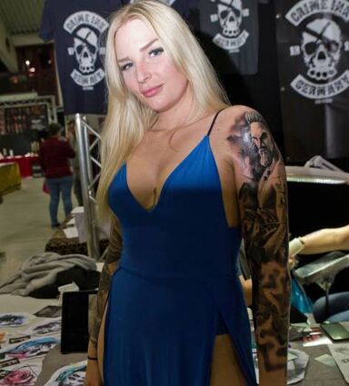 Janine Parth mit dem frisch gestochenen Khal Drogo („Game of Thrones“).