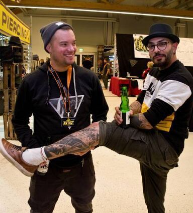 Leo Atramento (r.) mit seinem Freund und Tätowierer Roland.