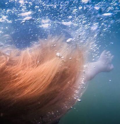 Werbung für die Schau: Foto von einem Haarschopf unter Wasser.