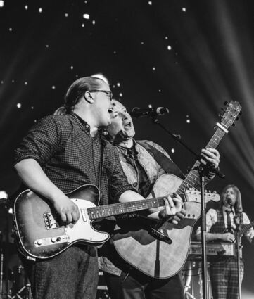 Publikumsmagnet am 23. November in der fast ausverkauften SAP Arena: Angelo Kelly (links) singt zusammen mit seinem Bruder Joey (rechts im Hintergrund John Kelly).