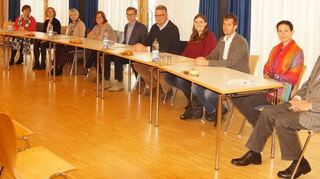 Vorstellung der Kandidaten für den Kirchengemeinderat: Vorsitzender der Gemeindeversammlung ist Ernst Edinger (rechts). Links neben ihm sitzt Pfarrerin Anna Paola Bier. Daneben sind die Kandidaten zu sehen.