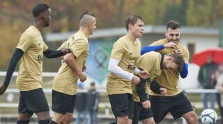 Jubel über den Siegtreffer: Hakan Ülker (Zweiter von rechts) hatte in der 66. Minute auf das Tor des TSV Amicitia Viernheim II gezielt und sein Schuss wurde unhaltbar abgefälscht. Diesen Vorsprung brachte die SG über die Zeit.
