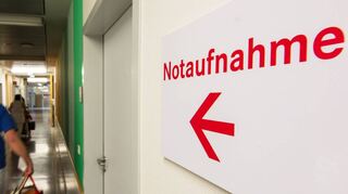 Am Tag nach dem Angriff wird in der Notaufnahme ein Kieferbruch bei dem Opfer diagnostiziert.