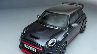 mid Groß-Gerau - Rote Zutaten an der Front und ein rotes GP-Logo machen den Mini John Cooper Works sofort als limitiertes Sportmodell erkennbar.