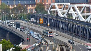 Seit der Sperrung der Hochstraße Süd bildet sich auf der Konrad-Adenauer-Brücke fast täglich ein Stau.