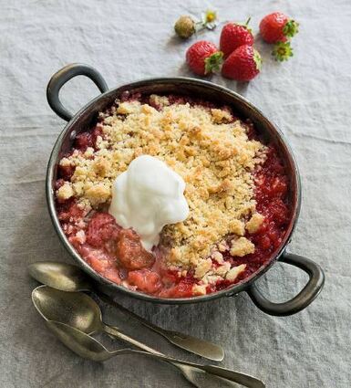 Eine Portion Vanilleeis oder Sahne machen Crumble zum Genuss.