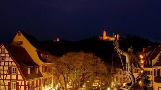 Der Weihnachtsmarkt in Weinheim vor historischer Kulisse.