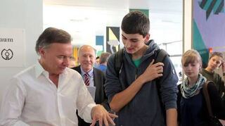 Prominenter Ex-Schüler: Nico Hofmann (l.) auf Besuch im Moll 2014.