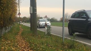 Seit Jahren müssen behinderte Schüler den schmalen Trampelpfad entlang der Straße nutzen.