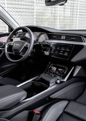 Monitore und klare Linien zieren das e-tron-Cockpit.