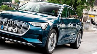 Der klassische Audi-Kühlergrill stellt die Verbindung des e-tron zu seinen mit Verbrennern angetrieben Schwestermodellen her.