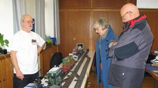 Bei der Modellausstellung demonstriert Mitveranstalter Hans-Dieter Schmälzle (v.l.) den Besuchern Karin Wilhelm und Denis Thalmann eine Gartenbahn.
