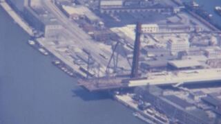 Hier wächst sie über den Rhein: Luftaufnahmen von einem Hobbyfilmer zeigen die Entstehung der Kurt-Schumacher-Brücke, rechts Mannheims Hafen.