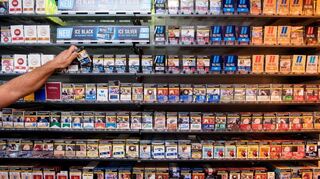 Etwa 14 Euro müsste ein Päckchen Zigaretten kosten, wenn die gesellschaftlichen Folgekosten eingepreist wären.