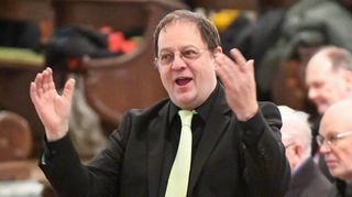 Bezirkskantor Johannes Matthias Michel bei dem Adventskonzert in der Jesuitenkirche zugunsten der MM-Aktion „Wir wollen helfen“.
