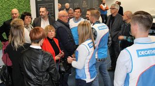 Im neuen großen Büro für den Kundenservice informieren sich die Gäste, darunter etliche Gemeinderäte, bei den Decathlon-Mitarbeitern über die Arbeitsabläufe.