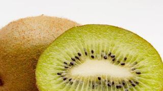 Kiwi hat ein Enzym, das etwa Quark schnell bitter werden lässt.
