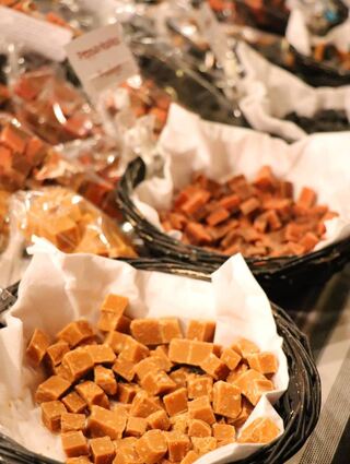 Die Karamellbonbons kommen aus Mariannel und und gesellen sich beim traditionellen Weihnachtsbüfett gerne zu