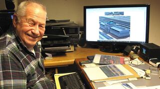 Modellbau macht glücklich: Der 82-jährige Michael Kozak konstruiert am Computer im Kellergeschoss seines Hauses detailgetreue, virtuelle Anlagen wie den Mannheimer Hauptbahnhof, der gerade auf dem Bildschirm rechts zu sehen ist.