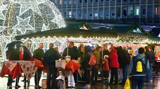 Regen und die gesperrte Durchfahrt unter der Hochstraße macht dem Weihnachtsmarkt auf dem Berliner Platz zu schaffen.