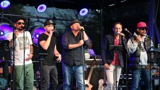 Aus dieser Formation des Straßenunterhaltungsdienstes könnten die Söhne Mannheims 3.0 hervorgehen (von links): der Heidelberger Karim Amun mit den altgedienten Michael Klimas, Rolf Stahlhofen, Claus Eisenmann und Rapper Metaphysics im Juni 2019 in Viernheim.