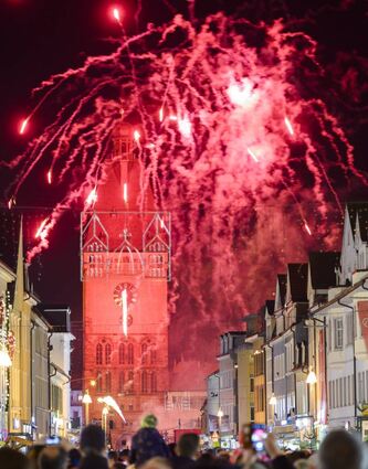 Seit 1997 ein Besuchermagnet: Das Feuerwerk über dem mittelalterlichen Torturm sorgt für einen Massenandrang auf der Maximilianstraße – schon 46 Mal.
