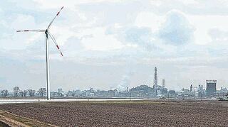 So könnte ein Windrad am Rheinufer auf der Friesenheimer Insel, einem der möglichen Standorte, aussehen.