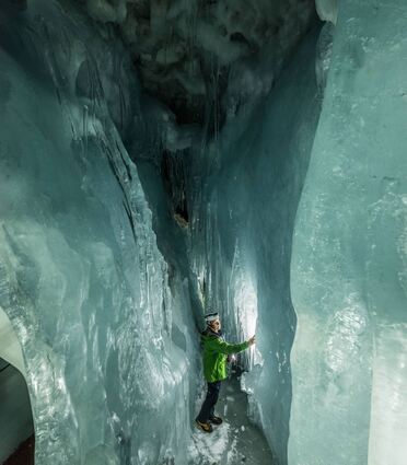 Natur pur: die Höhlen des Hintertuxer Gletschers. Der Entdecker Roman Erler kontrolliert die Eiswände.
