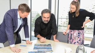 „MM“-Chefredakteur Karsten Kammholz (l.) und Redakteurin Anne-Kathrin Jeschke betrachten die „MM“-Titelseite mit dem Künstler Mehrdad Zaeri.