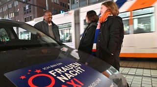 Haben mehrmals gute Erfahrungen mit dem Frauen-Nachttaxi gemacht: Lilli Gabriel (r.) und Mia Mang. Fahrer Suleiman Hussein freut sich auf seine nächste Tour.