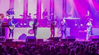 Eine der aktuellen Formationen der Söhne Mannheims 2019 (oben von links) im Rosengarten: Andreas Bayless, Kosho, Ralf Gustke, Edward McLean, Billy Davis sowie Florian Sitzmann. Unten von links: Martin Stumpf, Karim Amun, Michael Klimas, Rolf Stahlhofen und Dominic Sanz.