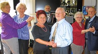 <p>Lauter nette Leute: Der Tanznachmittag des SeniorenTreffs im Bürgerhaus stößt auf rege Teilnahme.</p>