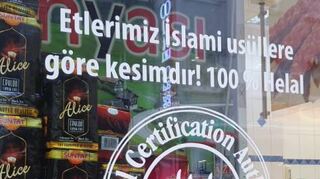 Eine Metzgerei am Marktplatz mit einem „100 % Helal“-Logo am Schaufenster.