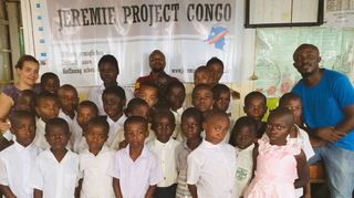 Helfen im Kongo: Tabea (ganz links) und Patrick Riziki (ganz rechts) mit Patenkindern des Jeremie-Projekts in der Stadt Bukavu am Kivu-See im Osten des Landes.