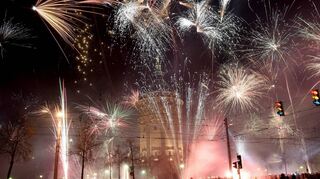 Ohrenbetäubend und farbenprächtig: Das Silvesterfeuerwerk am Wasserturm zieht jedes Jahr viele Mannheimer an.