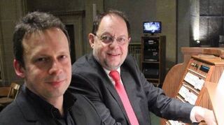 Carmenio Ferrulli und Johannes Michel an der Orgel der Christukirche.
