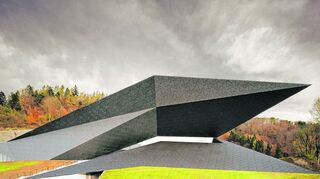 <strong>Die Fassade des Festspielhauses in Erl (Österreich) ist mit Faserzementplatten von Eternit verkleidet.</strong>