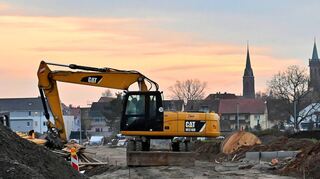 Der Bagger auf der Baustelle macht hier erst einmal Pause, doch in diesem Jahr sollen die Arbeiten im Baugebiet Nordstadt-Kurzgewann Fahrt aufnehmen.