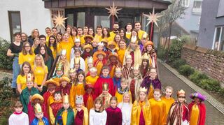 Die Heddesheimer Sternsinger und ihre Betreuer besuchten am Dreikönigstag insgesamt 330 angemeldete Haushalte.