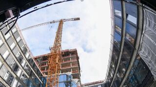 Technisches Rathaus im Glückstein-Quartier: Während in den unteren Geschossen der Innenausbau fast fertig ist, wird oben noch der Rohbau hochgezogen.