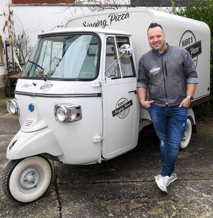 So kennt man ihn: In seinem mit Gasofen ausgestatteten Piaggio-Ape tourt Naro als singender Pizzabäcker durch die Region. Nun wird er Prinz – der erste ohne deutsche Staatsangehörigkeit.