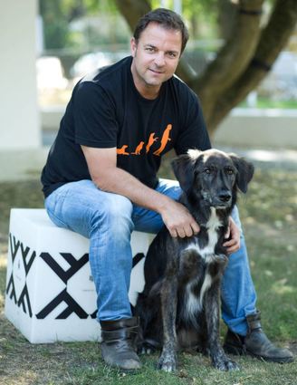 Hundeexperte Martin Rütter mit Mischling „Rudi“ bei einem Pressetag im September 2016 in Berlin. Am Freitag ist er mit seinem Programm „Freispruch“ (das er schon vor zwei Jahren in Mannheim zeigte) erneut in der SAP Arena,...