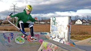 Elias mit seinem Stuntroller im Skatepark auf der Schönau. Die Anlage wurde 2014 fertiggestellt und hat 760 000 Euro gekostet.