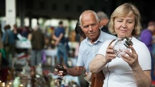 Der klassische Flohmarkt. Immer noch zum Stöbern geeignet, doch ambitionierte Sammler haben das Internet für sich entdeckt.